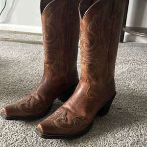 Ariat, Women’s Size 10B. Brown leather